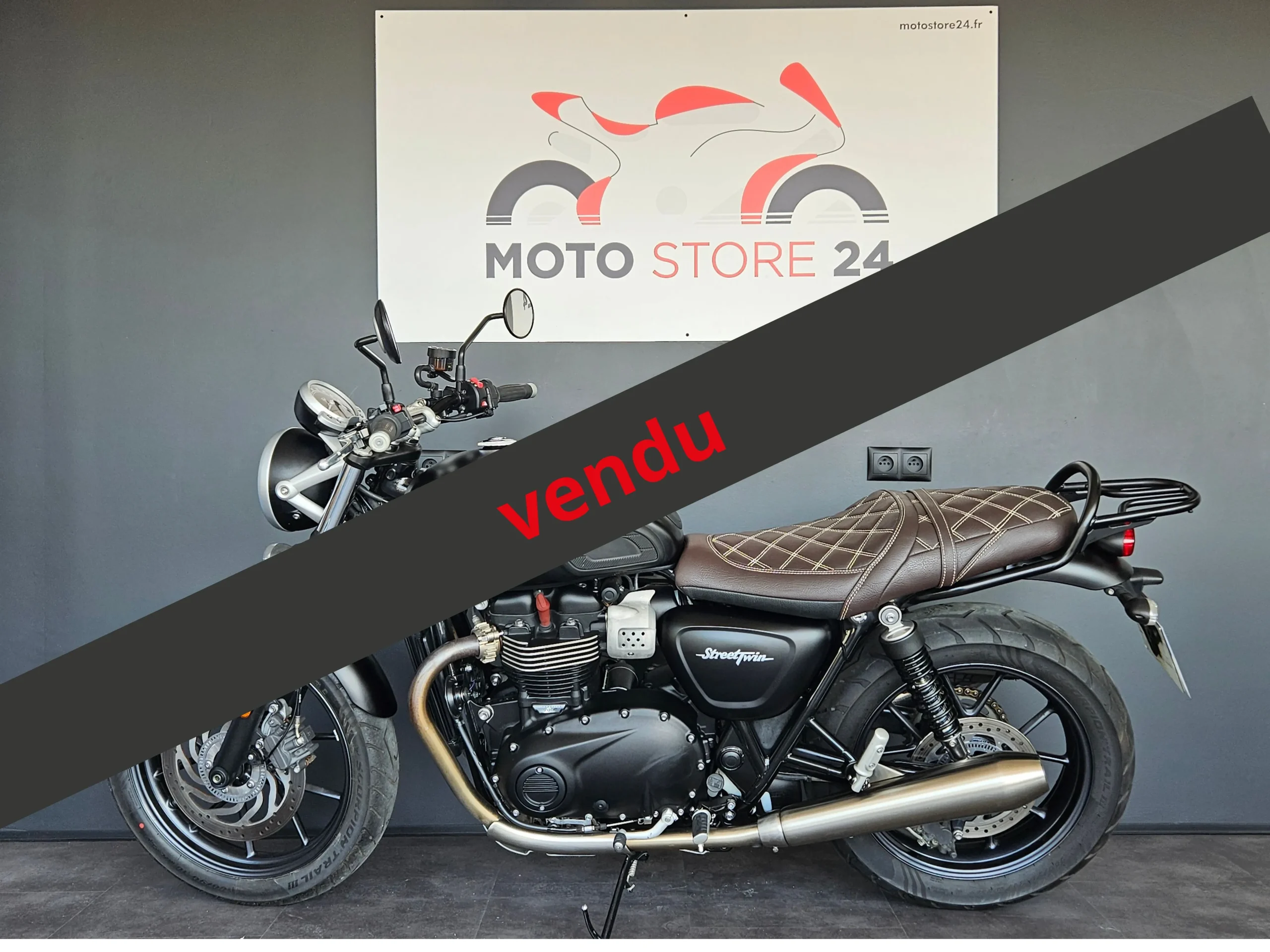 TRIUMPH 900 Street Twin-image